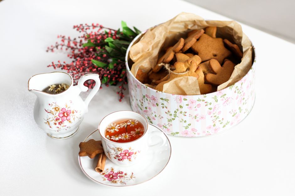 Tea és édesség ajándékcsomag — tea és keksz ajándékcsomag