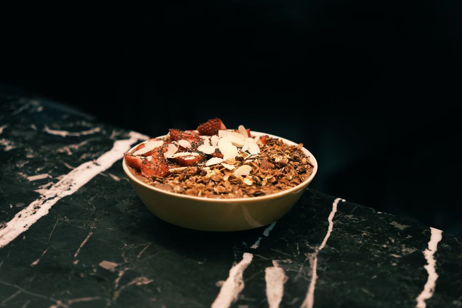 Reggeli granola mandulával — granola tálban, mandulával