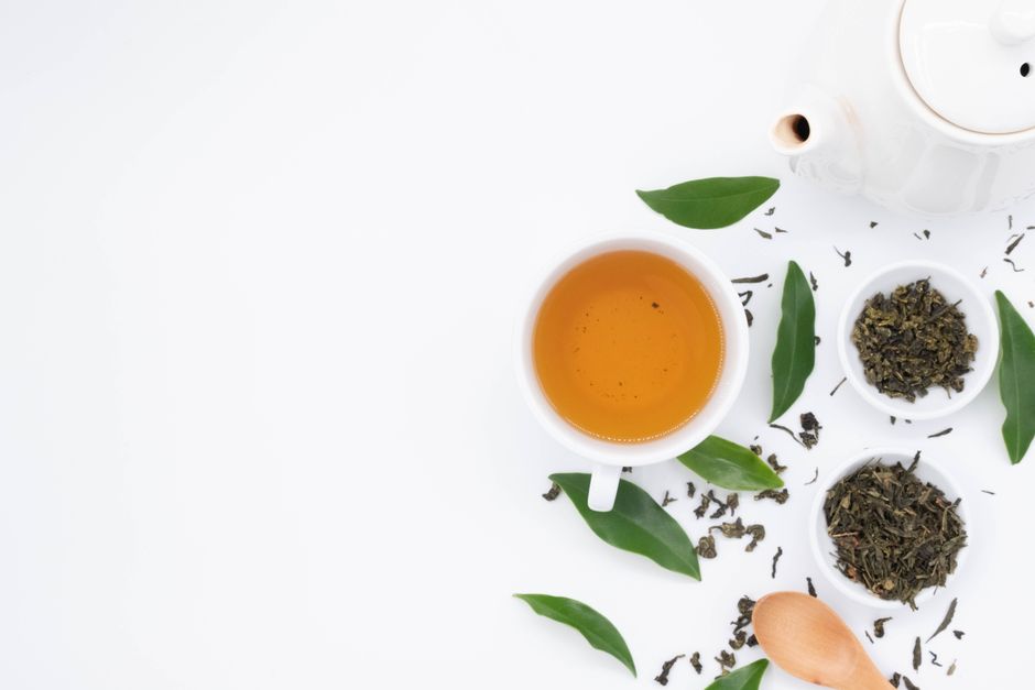 Zöld tea, jázminnal — szálas zöld tea tálban