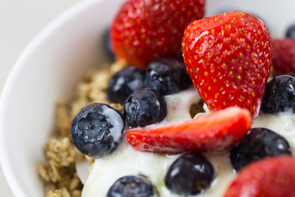 Gyors reggeli granolával — granola joghurttal, gyümölccsel